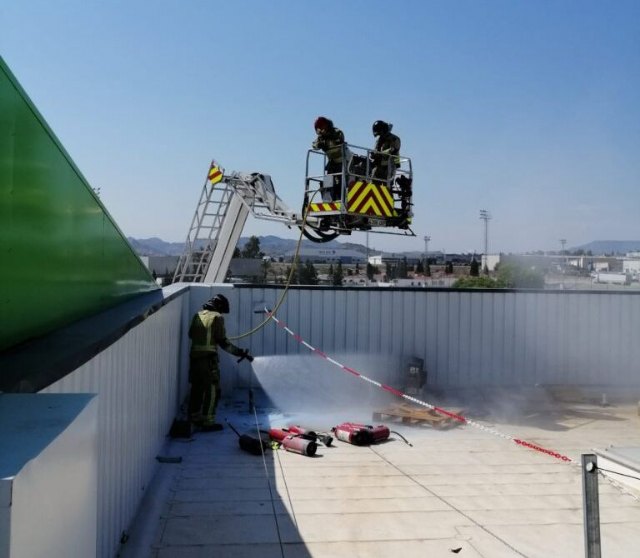 Incendio en el polígono industrial El Saladar, en Lorquí Incendio en el polígono industrial El Saladar, en Lorquí