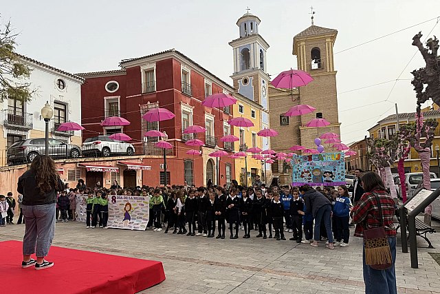 El alumnado de 2º de Primaria llena la Plaza del Ayuntamiento de Mula de mensajes por la igualdad con motivo del 8M El alumnado de 2º de Primaria llena la Plaza del Ayuntamiento de Mula de mensajes por la igualdad con motivo del 8M