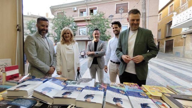 Nieves Herrero contagia su ilusión por la literatura en la inauguración de la Feria del Libro de Caravaca de la Cruz Nieves Herrero contagia su ilusión por la literatura en la inauguración de la Feria del Libro de Caravaca de la Cruz