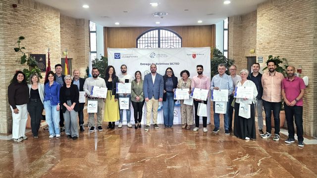 Empresas y servicios turísticos de Los Alcázares reciben los distintivos SICTED por su compromiso con la excelencia Empresas y servicios turísticos de Los Alcázares reciben los distintivos SICTED por su compromiso con la excelencia