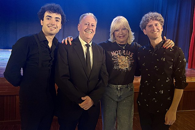 Bárbara Rey acompaña a Juanru, junto a Víctor y Ruvén, en una noche marcada por la música, el amor y la convivencia Bárbara Rey acompaña a Juanru, junto a Víctor y Ruvén, en una noche marcada por la música, el amor y la convivencia
