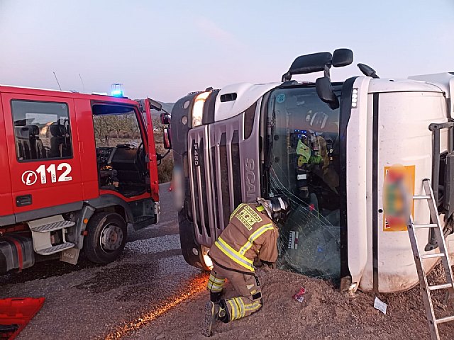 Trasladan al hospital a un camionero cuyo vehículo volcó, en Fuente Álamo Trasladan al hospital a un camionero cuyo vehículo volcó, en Fuente Álamo