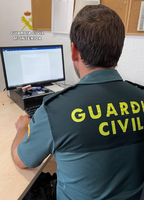 La Guardia Civil detiene a dos 'tironeros' que arrebataron una cadena de oro a un anciano en Beniel La Guardia Civil detiene a dos 'tironeros' que arrebataron una cadena de oro a un anciano en Beniel