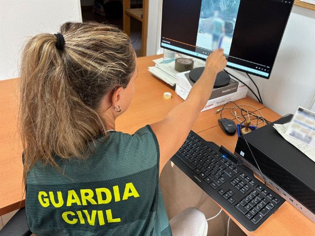 La Guardia Civil detiene a un activo tironero que robaba joyas a ancianas en la Vega Baja del Segura La Guardia Civil detiene a un activo tironero que robaba joyas a ancianas en la Vega Baja del Segura