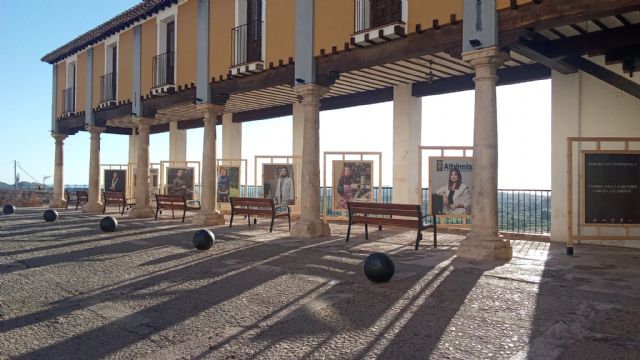 La exposición 'Mujeres de Cehegín' ya luce en la Plaza del Castillo como homenaje al talento y la trayectoria de quince mujeres cehegineras La exposición 'Mujeres de Cehegín' ya luce en la Plaza del Castillo como homenaje al talento y la trayectoria de quince mujeres cehegineras