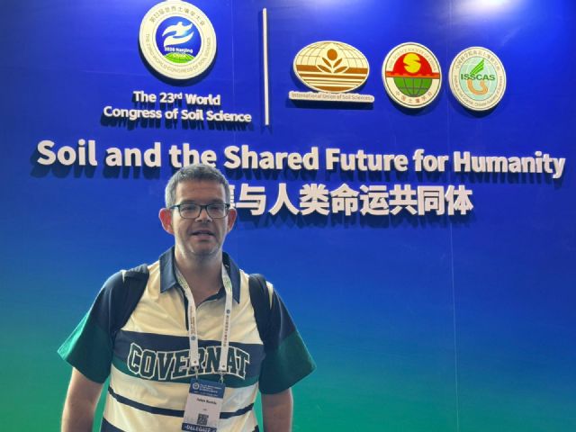 El investigador del CEBAS-CSIC Felipe Bastida recibe el Nanjing Award for Distinguished Scientists por sus investigaciones en ciencia del suelo El investigador del CEBAS-CSIC Felipe Bastida recibe el Nanjing Award for Distinguished Scientists por sus investigaciones en ciencia del suelo