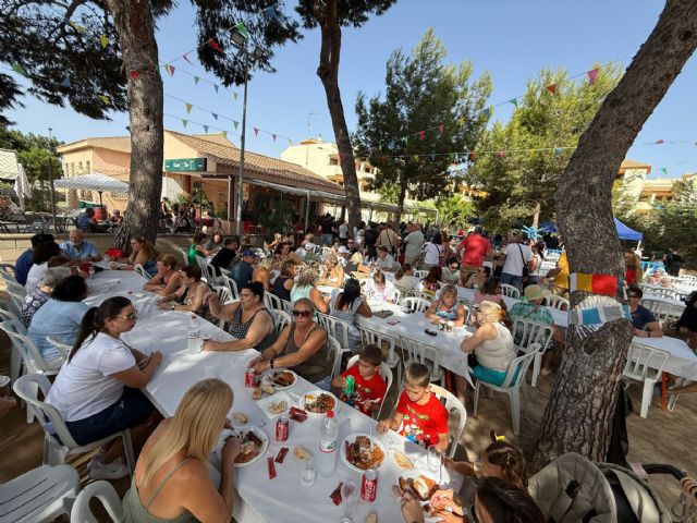 El desayuno inglés de las fiestas de Roda vuelve a congregar a más de 400 personas en la pinada El desayuno inglés de las fiestas de Roda vuelve a congregar a más de 400 personas en la pinada