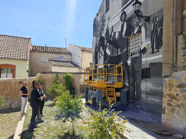 Caravaca convierte una fotografía histórica de los Caballos del Vino en un nuevo icono de arte urbano Caravaca convierte una fotografía histórica de los Caballos del Vino en un nuevo icono de arte urbano