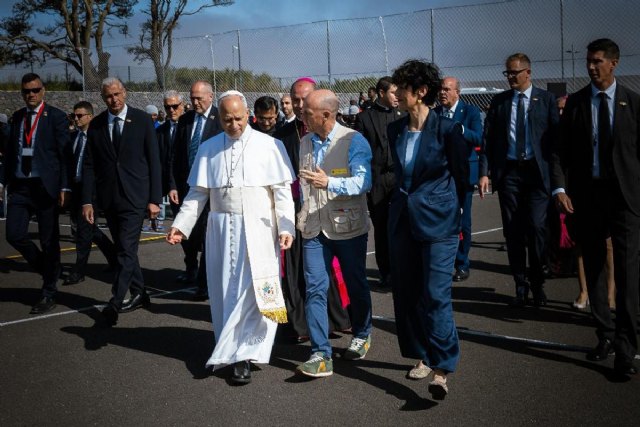 La ministra Elma Saiz y el papa León XIV visitan 'Las Raíces', uno de los Centros de Primeras Llegadas de Inclusión en Tenerife La ministra Elma Saiz y el papa León XIV visitan 'Las Raíces', uno de los Centros de Primeras Llegadas de Inclusión en Tenerife