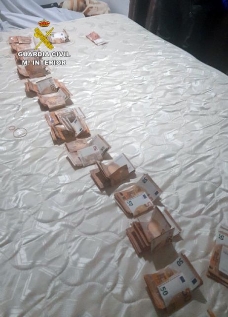 La Guardia Civil desarticula un grupo criminal al que atribuye más de un centenar de robos en gasolineras, comercios y viviendas La Guardia Civil desarticula un grupo criminal al que atribuye más de un centenar de robos en gasolineras, comercios y viviendas
