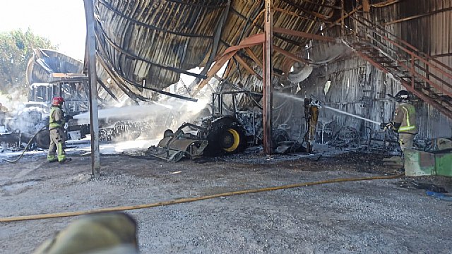 Incendio en una nave de Ceutí con varios tractores en su interior moviliza a los bomberos, sin víctimas que lamentar Incendio en una nave de Ceutí con varios tractores en su interior moviliza a los bomberos, sin víctimas que lamentar
