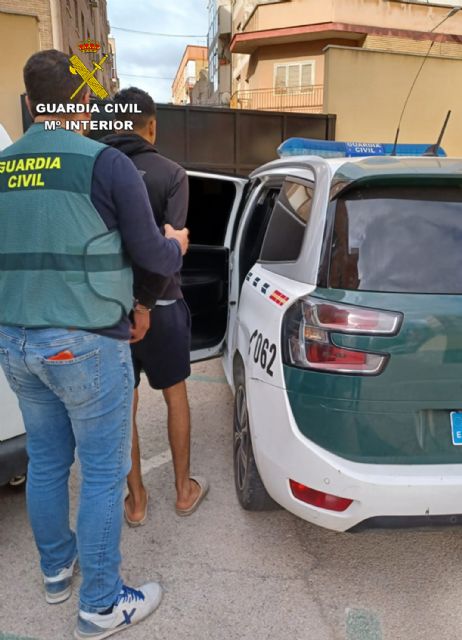 La Guardia Civil detiene a tres experimentados delincuentes por cuatro robos con violencia en Beniel La Guardia Civil detiene a tres experimentados delincuentes por cuatro robos con violencia en Beniel