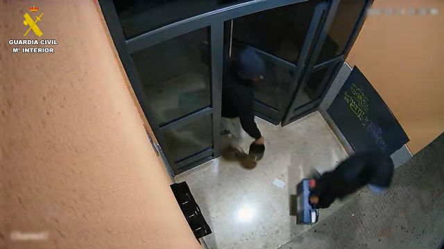 La Guardia Civil detiene a tres individuos por 70 robos en garajes y trasteros en Mula La Guardia Civil detiene a tres individuos por 70 robos en garajes y trasteros en Mula