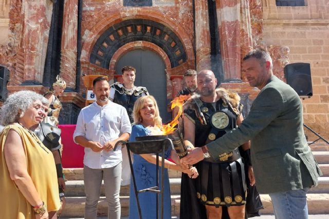 El fuego de Carthagineses y Romanos emprende su marcha desde Caravaca de la Cruz y pasa por lugares como Bullas, Mula y Murcia El fuego de Carthagineses y Romanos emprende su marcha desde Caravaca de la Cruz y pasa por lugares como Bullas, Mula y Murcia