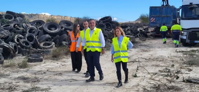 La Comunidad inicia la retirada de 941 toneladas de neumáticos y residuos para recuperar el paraje natural de La Llana, en Campos del Río La Comunidad inicia la retirada de 941 toneladas de neumáticos y residuos para recuperar el paraje natural de La Llana, en Campos del Río