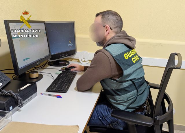 La Guardia Civil detiene en Abarán al vecino de un octogenario por suplantarlo para comprar dos Smartphone La Guardia Civil detiene en Abarán al vecino de un octogenario por suplantarlo para comprar dos Smartphone
