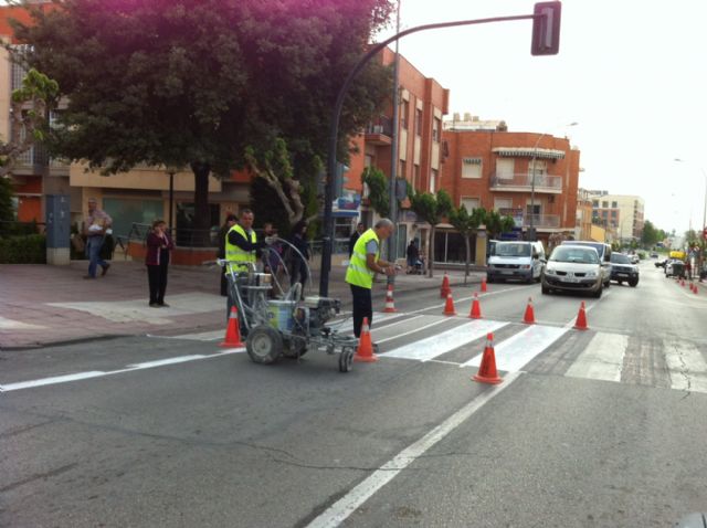 Totana Realizan trabajos de repintado de la señalización