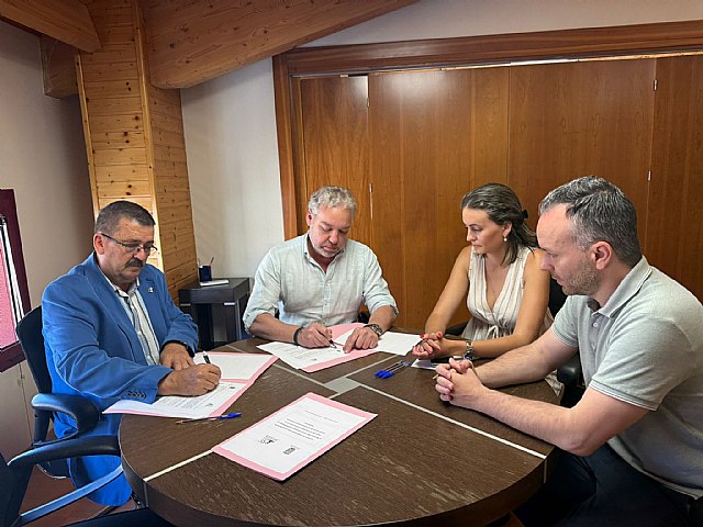 El Ayuntamiento de Mazarrón refuerza su compromiso social y deportivo con la firma de convenios con ASPADEM y el Club de Regatas Mazarrón El Ayuntamiento de Mazarrón refuerza su compromiso social y deportivo con la firma de convenios con ASPADEM y el Club de Regatas Mazarrón