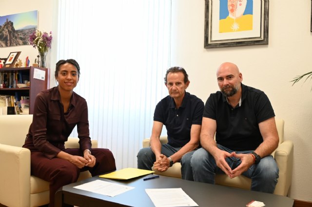 El Club Raqueta Alhama y el Ayuntamiento firman un convenio para fomentar la práctica del tenis El Club Raqueta Alhama y el Ayuntamiento firman un convenio para fomentar la práctica del tenis