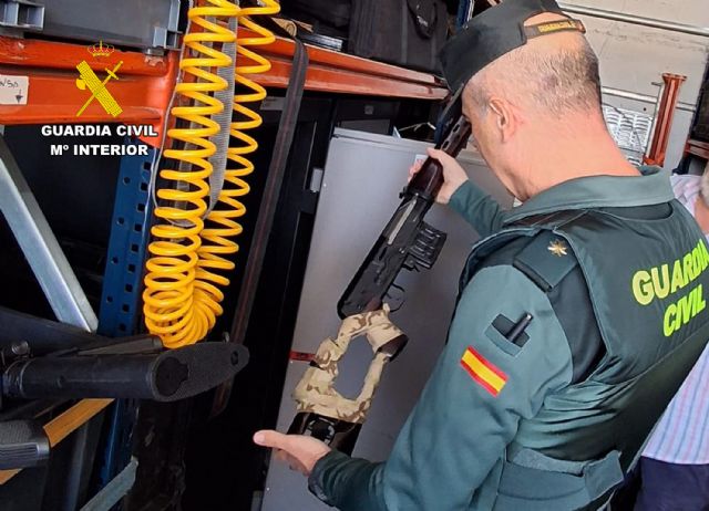 La Guardia Civil inspecciona los medios utilizados en el rodaje en Murcia de la película 'F.A.S.T.' La Guardia Civil inspecciona los medios utilizados en el rodaje en Murcia de la película 'F.A.S.T.'