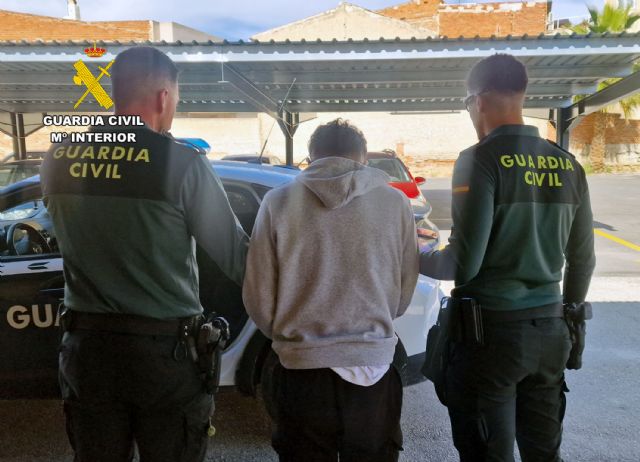 La Guardia Civil detiene a un joven por robar en siete casas de Archena La Guardia Civil detiene a un joven por robar en siete casas de Archena