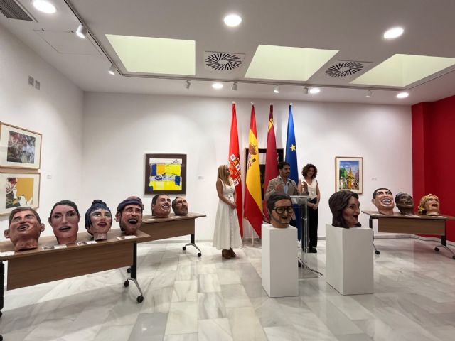 La Feria de Murcia suma a Pepa Aniorte y Carlos Santos a su familia de cabezudos La Feria de Murcia suma a Pepa Aniorte y Carlos Santos a su familia de cabezudos