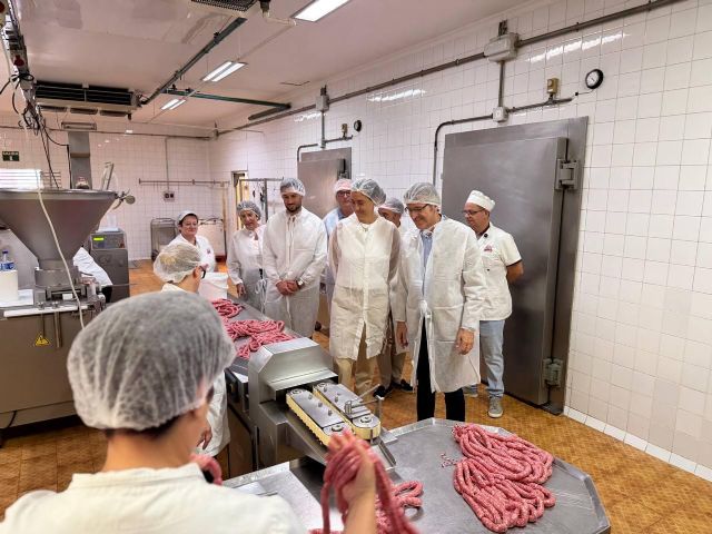 La alcaldesa de Archena y el consejero Luis Alberto Marín visitan la empresa artesanal 'Embutidos La Cañada' La alcaldesa de Archena y el consejero Luis Alberto Marín visitan la empresa artesanal 'Embutidos La Cañada'