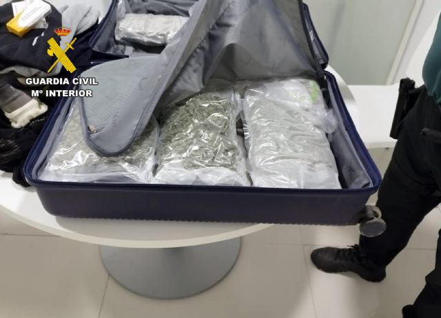 La Guardia Civil sorprende en el aeropuerto de Corvera a un pasajero con cerca de 15 kilos de droga La Guardia Civil sorprende en el aeropuerto de Corvera a un pasajero con cerca de 15 kilos de droga