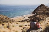La Cala de Calnegre reedita la Bandera Azul que reconoce la excelencia turística y medioambiental de la costa lorquina