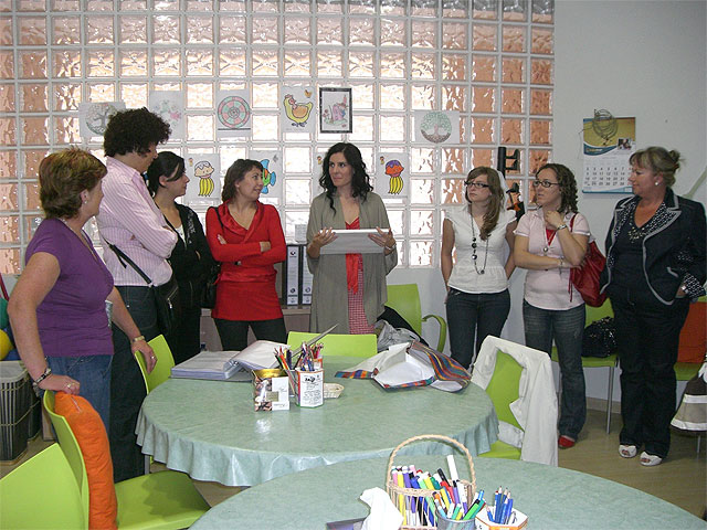 La cantante Diana Navarro visita la sede de la Asociación de Alzheimer de Puerto Lumbreras - 1, Foto 1