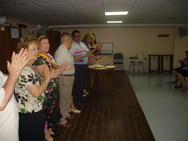 Los usuarios del Centro Municipal de Personas Mayores reciben los diplomas por haber participado en distintos talleres - 1, Foto 1