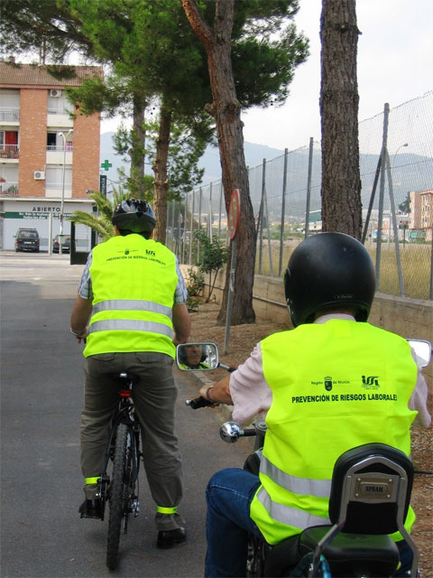 La Consejería de Empleo reparte 3.000 chalecos y 6.000 brazaletes reflectantes para prevenir accidentes ‘in itínere’ - 1, Foto 1