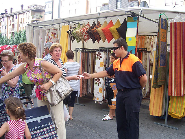 Protección Civil de Totana informa a los ciudadanos en el mercadillo semanal sobre las recomendaciones saludables para afrontar el calor - 1, Foto 1