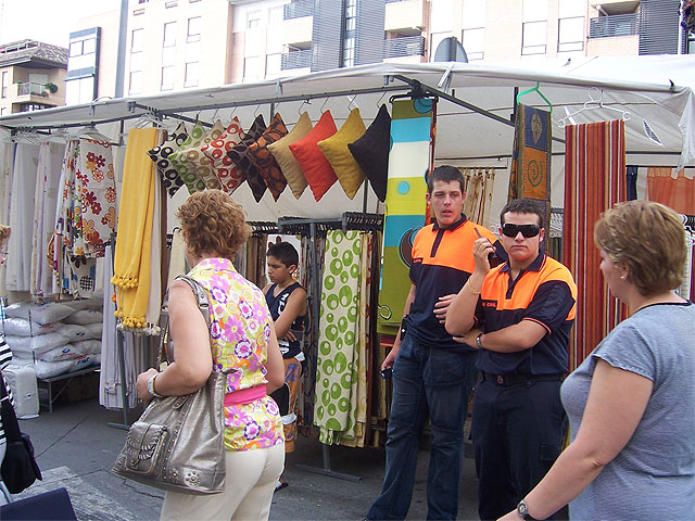 Protección Civil de Totana informa a los ciudadanos en el mercadillo semanal sobre las recomendaciones saludables para afrontar el calor - 2, Foto 2