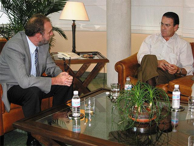 Reunión del consejero de Empleo y Formación con representantes Aeromur y el director del proyecto del aeropuerto - 1, Foto 1