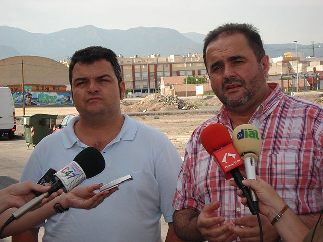 Los Concejales de IU + Los Verdes en Totana denuncian el retraso en la construcción de dos hincas bajo las vías del ferrocarril y el peligro que supone para los vecinos del Barrio Olímpico - 1, Foto 1