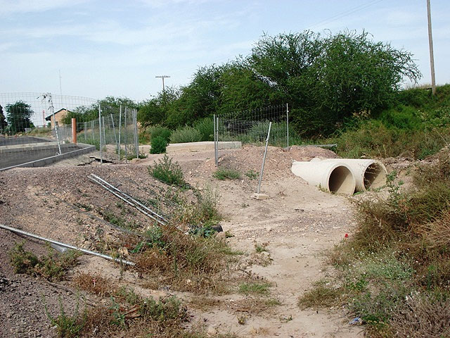 Los Concejales de IU + Los Verdes en Totana denuncian el retraso en la construcción de dos hincas bajo las vías del ferrocarril y el peligro que supone para los vecinos del Barrio Olímpico - 2, Foto 2