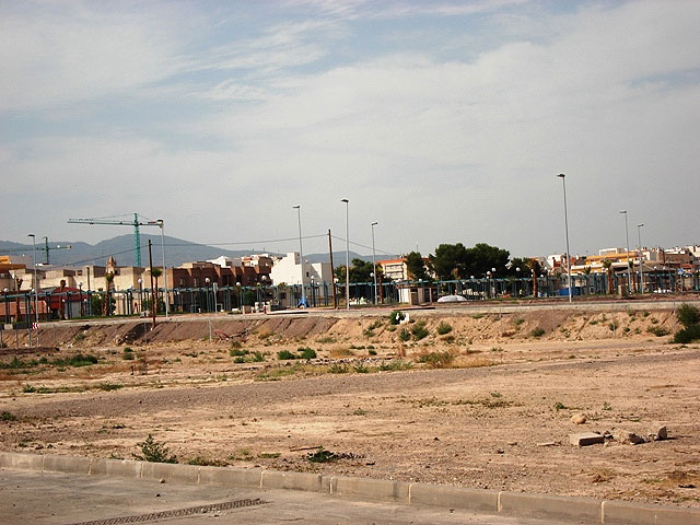 Los Concejales de IU + Los Verdes en Totana denuncian el retraso en la construcción de dos hincas bajo las vías del ferrocarril y el peligro que supone para los vecinos del Barrio Olímpico - 3, Foto 3