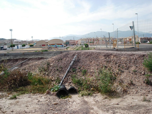 Los Concejales de IU + Los Verdes en Totana denuncian el retraso en la construcción de dos hincas bajo las vías del ferrocarril y el peligro que supone para los vecinos del Barrio Olímpico - 4, Foto 4