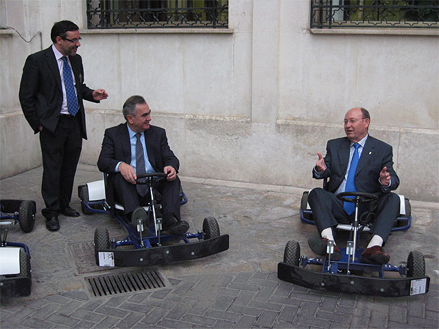 Entregados ocho karts a tres Ayuntamientos de la Región para sus parques infantiles de tráfico - 1, Foto 1