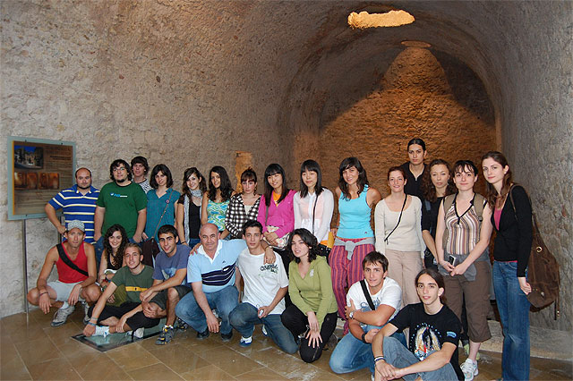 Los jóvenes del Campo Internacional de Trabajo, después de recibir varias charlas de formación, ya han iniciado los trabajos arqueológicos - 2, Foto 2