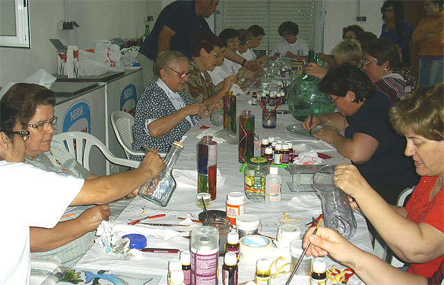 Veintiséis mujeres de la Fuente del Pino han participado en un curso de ‘pintura sobre cristal’ - 1, Foto 1