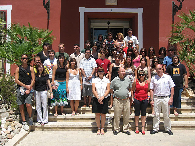 La directora del Instituto de la Juventud, Verónica López, junto al primer edil del municipio, Juan Romero, clausuran el IX Campo de Trabajo de Alhama - 1, Foto 1