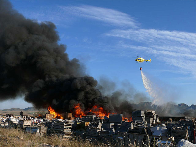 Un incendio en una fábrica de palés ha sembrado la confusión en Jumilla - 1, Foto 1