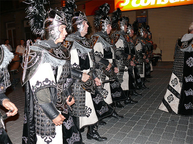 Los Moros y Cristianos llenaron de color y música festera las calles de Jumilla - 1, Foto 1