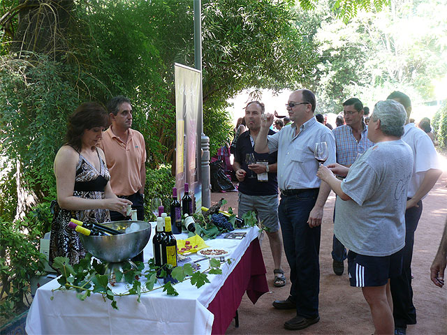 Centenares de personas participaron en la Miniferia del Vino y desgustaron este producto - 1, Foto 1