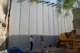 El Ayuntamiento construye un muro de contención en la calle Barranco