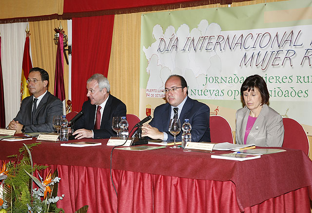 El presidente de la Comunidad inaugura las jornadas Regionales con motivo del Día de la Mujer Rural - 2, Foto 2