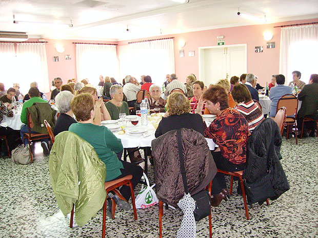 Los usuarios y socios del centro municipal de personas mayores organizan un día de convivencia, Foto 1