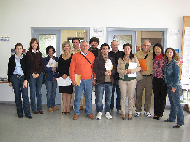 La subcomisión mixta hispano–italiana, que se encuentra en la localidad, visita las dependencias del Centro de Desarrollo Local, Foto 1